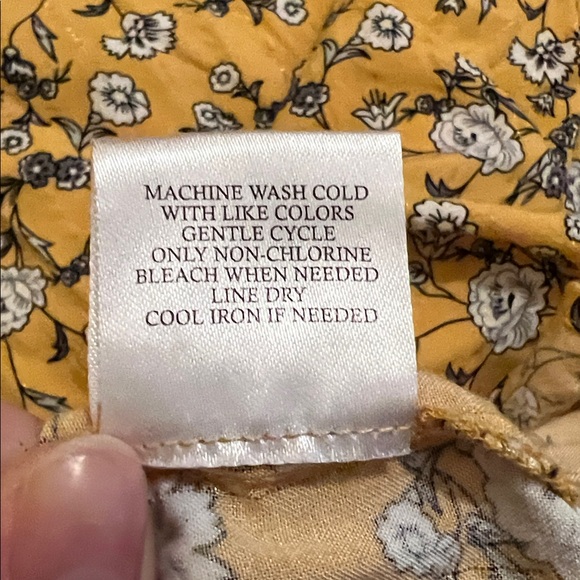 Meri Skye Camilla Roll-Up Sleeve V-Neck Top - Picture 9 of 9